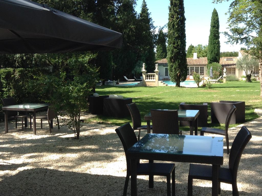 Hostellerie Les Frenes Avinyon Dış mekan fotoğraf