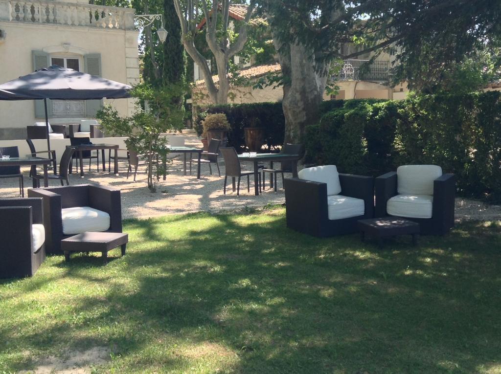 Hostellerie Les Frenes Avinyon Dış mekan fotoğraf